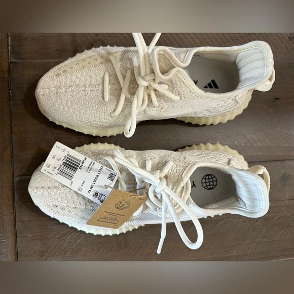 NWT and Box adidas Yeezy Boost 350 V2 'Bone' - US Size: 6 - Picture 2 of 10